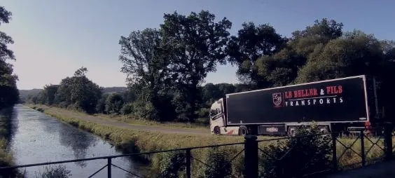Camion Le Beller & Fils longeant un canal breton