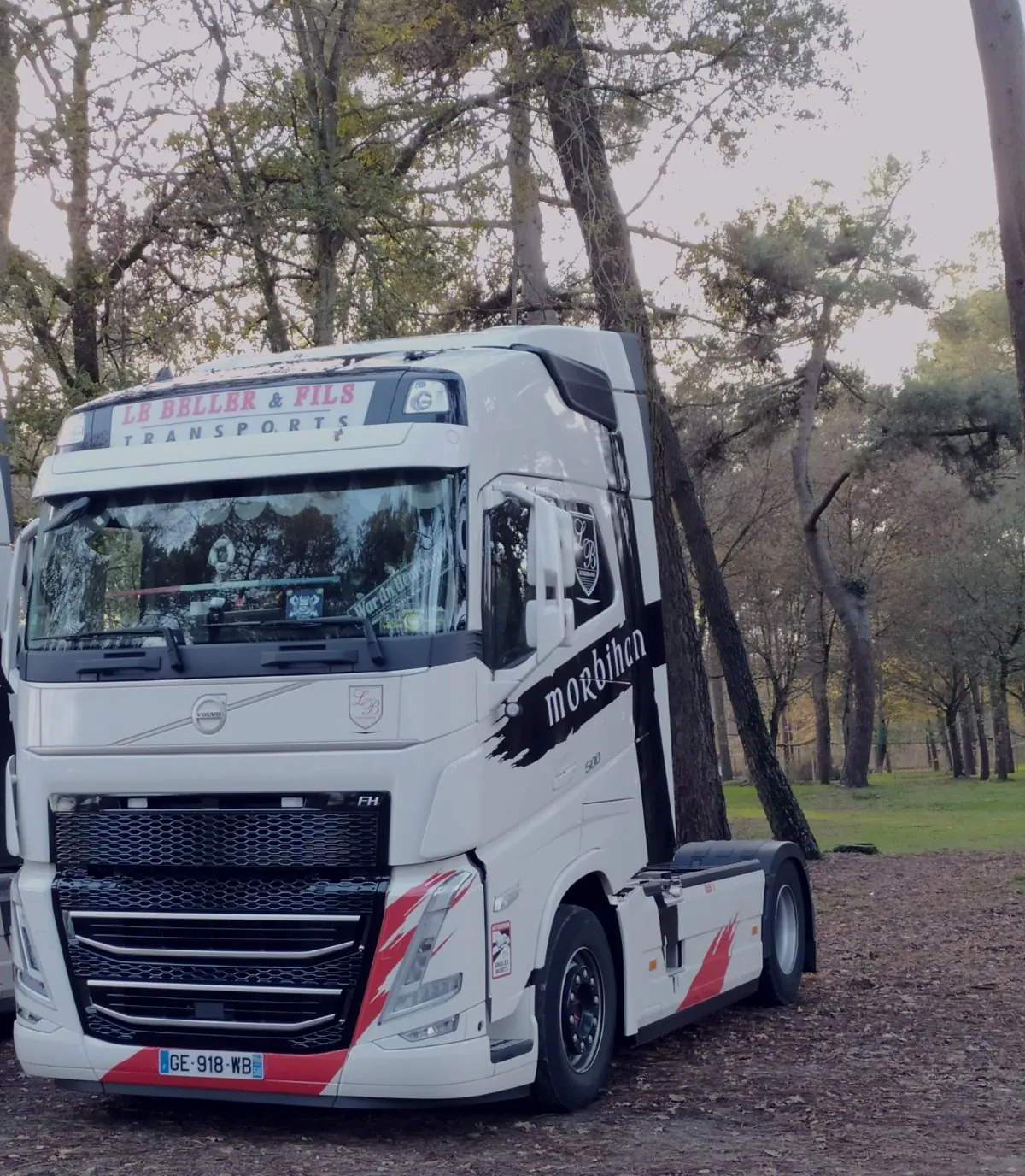 Tracteur Le Beller & Fils marqué Morbihan dans une pinède