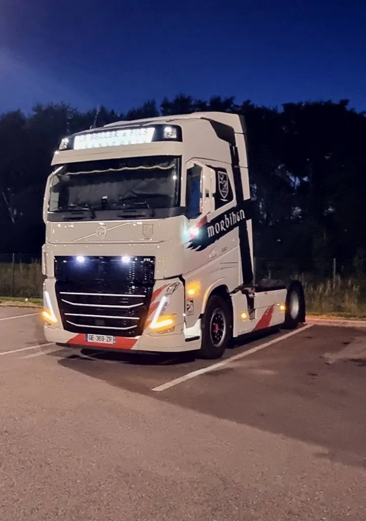 Tracteur Le Beller & Fils éclairé à la tombée de la nuit